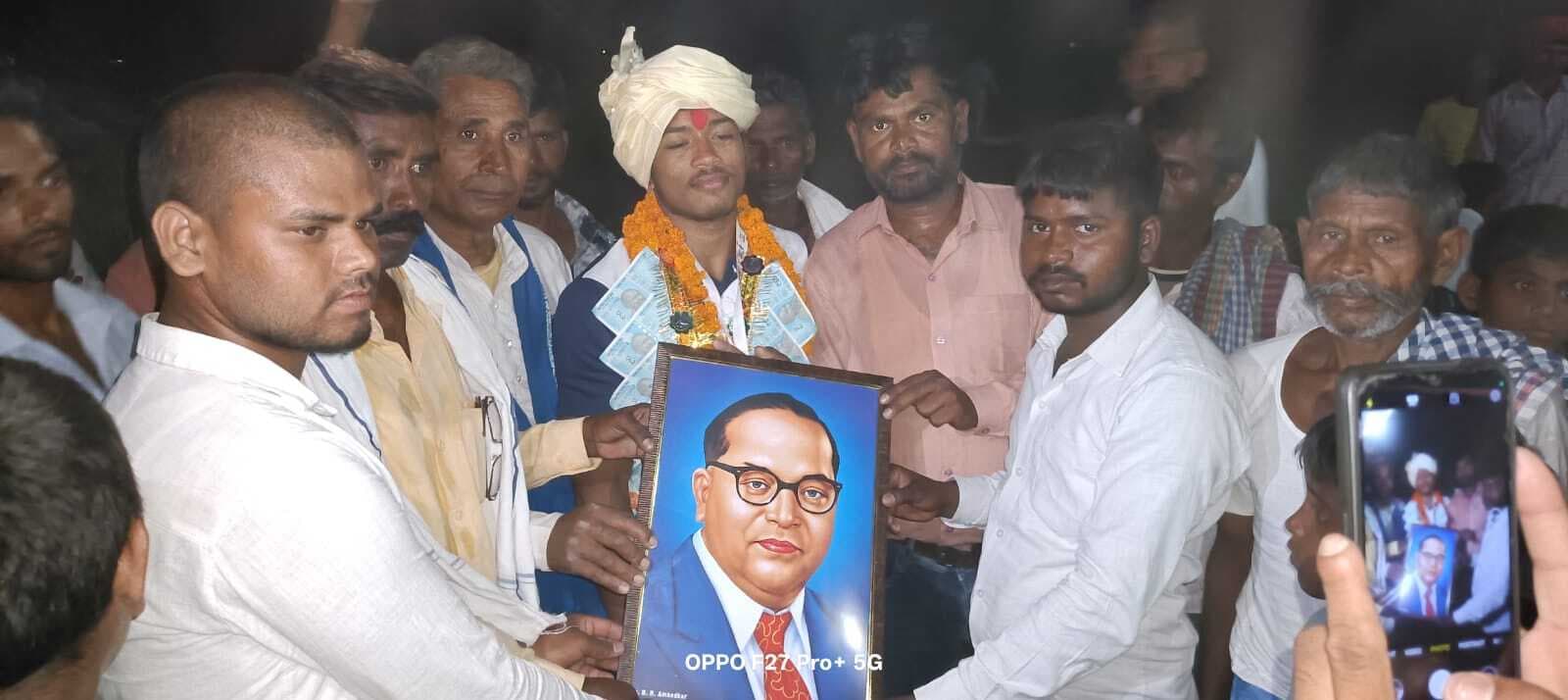 गोल्ड मेडल जीतकर घर लौटे मुलायम खरवार का दुर्गावती में हुआ भव्य स्वागत