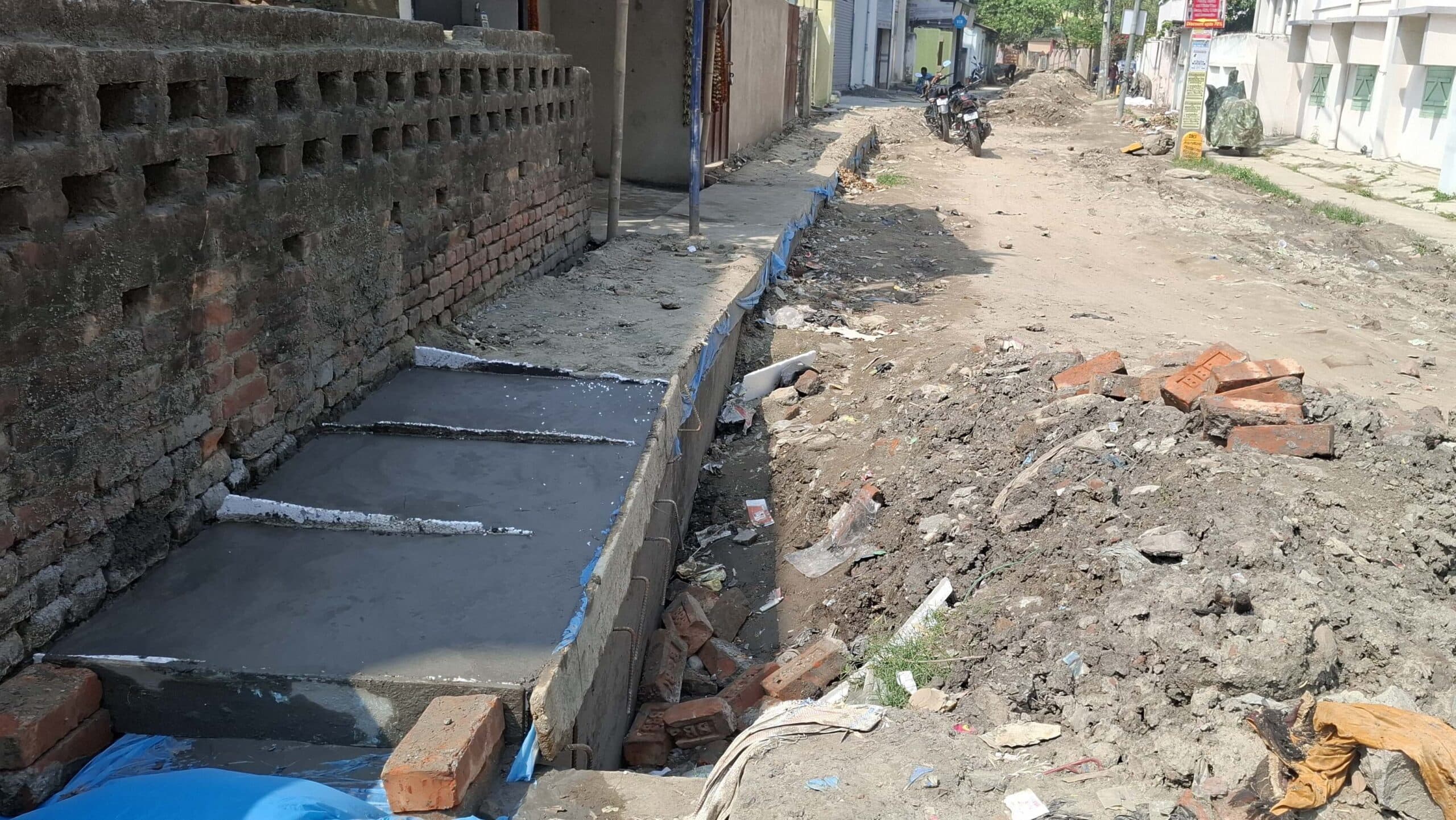 नाला निर्माण में नियमों की अनदेखी का आरोप, नगर आयुक्त को दिया ज्ञापन