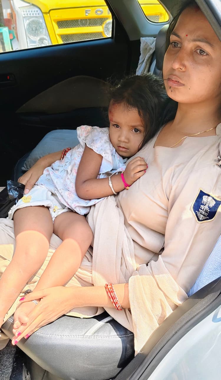 सूअर बचाने में बाइक से गिरकर बच्ची घायल, रेफर