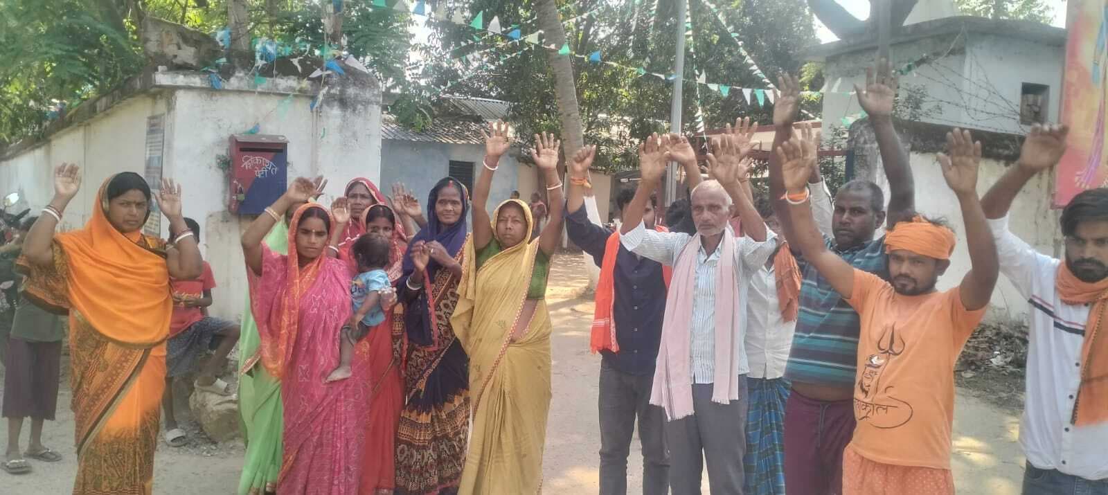 करसोप में सरकारी डांड में मकान का छज्जा लटकाने के विरोध में ग्रामीणों का फूटा आक्रोश, थाना पहुंच किया प्रदर्शन