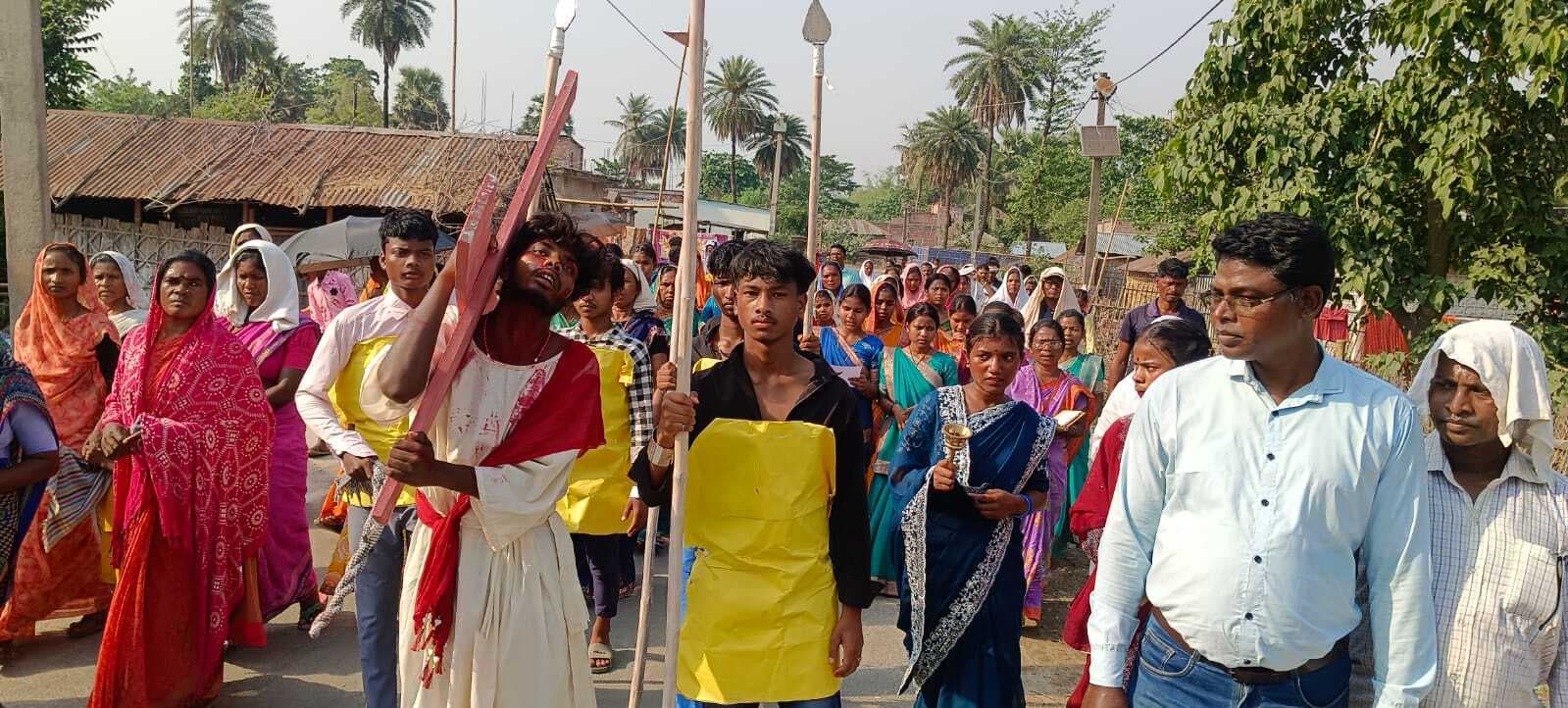 प्रभु ईशु के बलिदान को याद कर दी गई मानवता और विश्वशांति की सीख