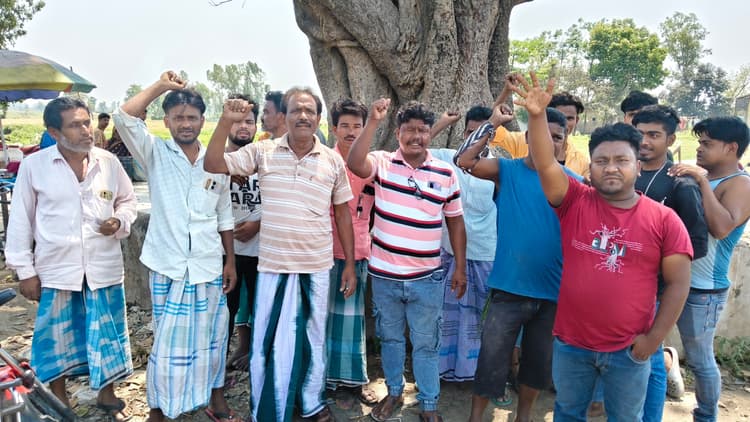 छापेमारी विवाद ने पकड़ा तूल: जिप सदस्य के समर्थन में सड़क पर उतरे ग्रामीण