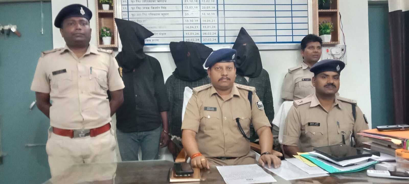 विभिन्न घरों में हुए चोरी का खुलासा, तीन शातिर चोर गिरफ्तार,सामान बरामद