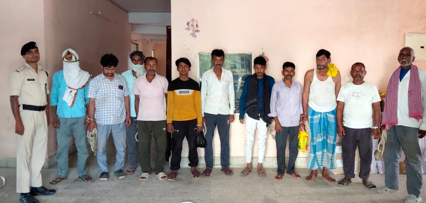 देसी शराब के साथ एक तस्कर व 10 पीने वाला गिरफ्तार