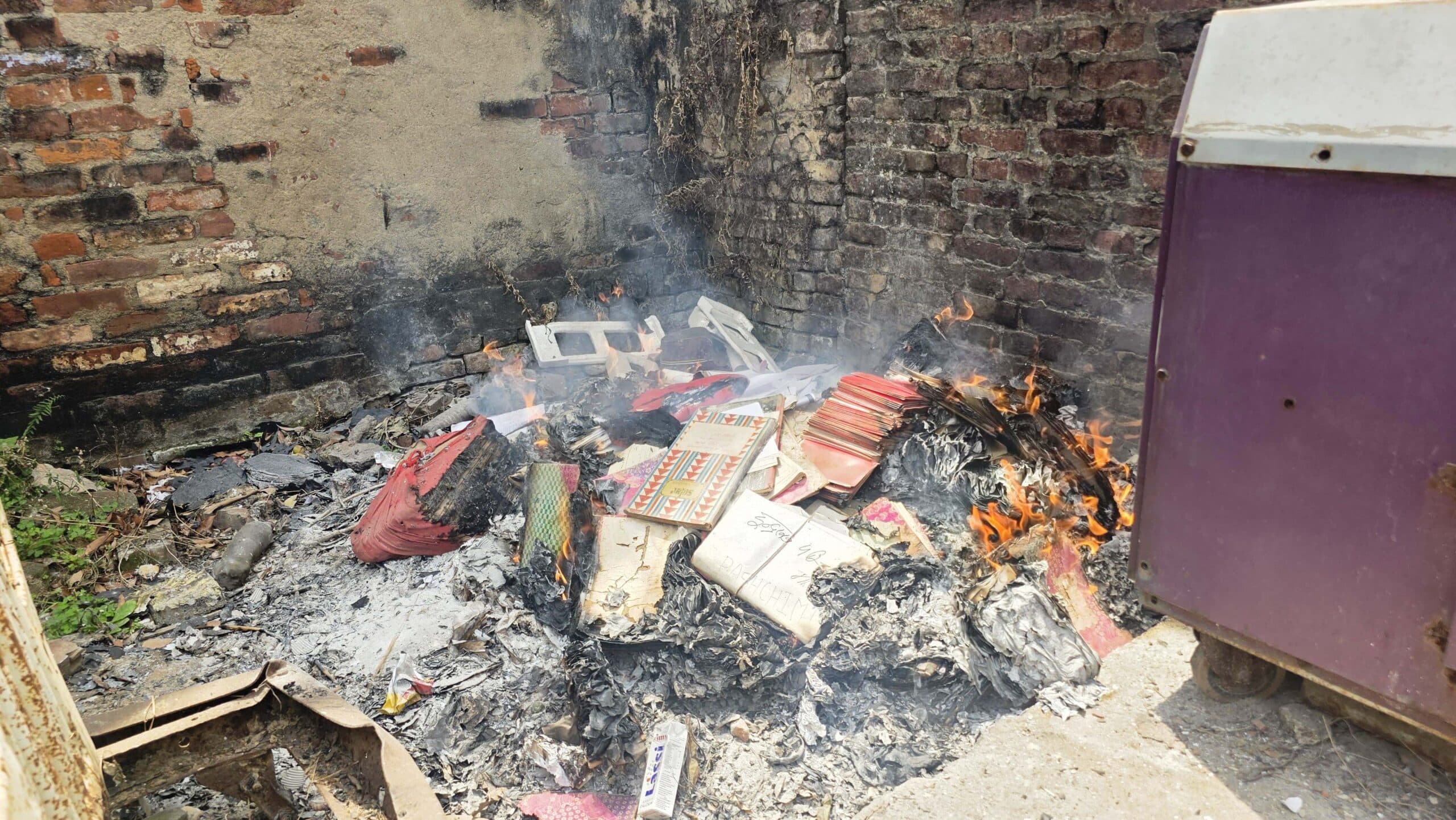 जमालपुर अंचल के सैकड़ों दस्तावेजों को आग में किया राख, भ्रष्टाचार को दफन करने की संभावना