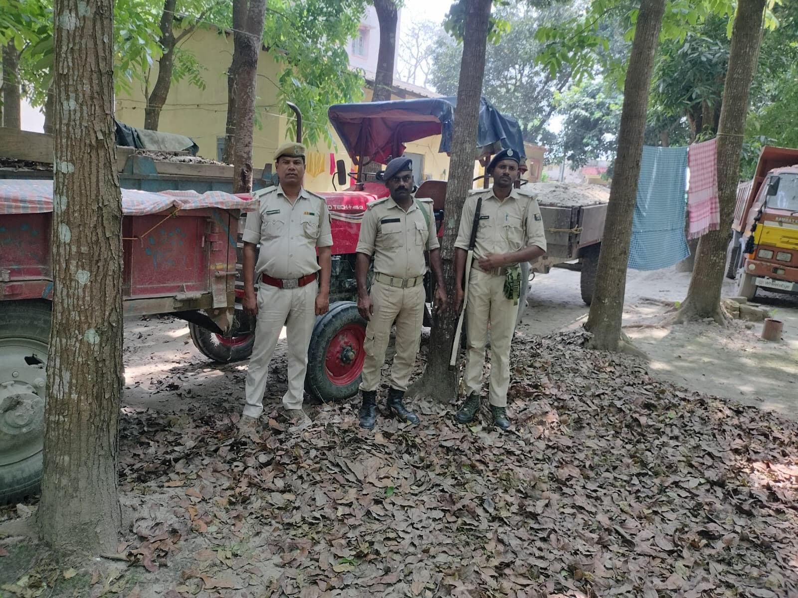 पुलिस ने बालू व गिट्टी लदे दो ट्रैक्टर को किया जब्त