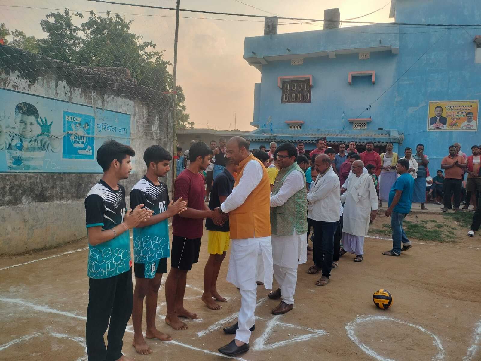 कौशलपुर में वॉलीबॉल प्रतियोगिता का हुआ उद्घाटन