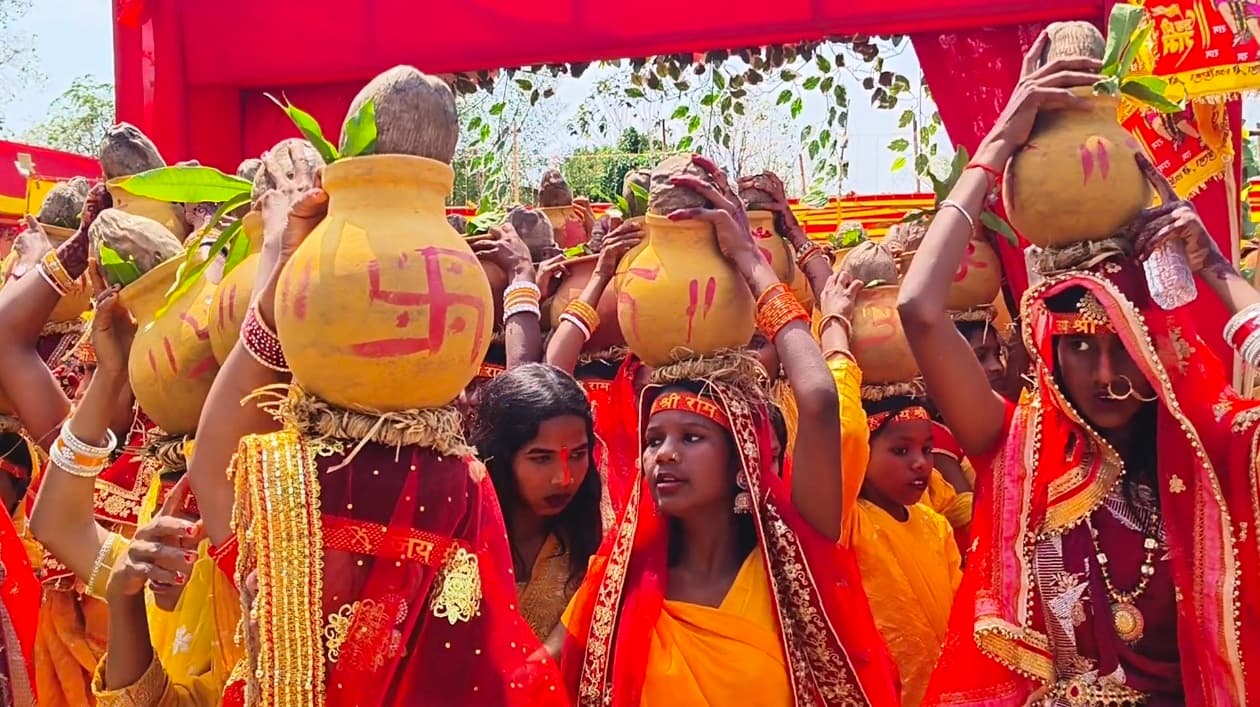 रामचरितमानस नवाह परायण यज्ञ के लिए निकाली कलश यात्रा