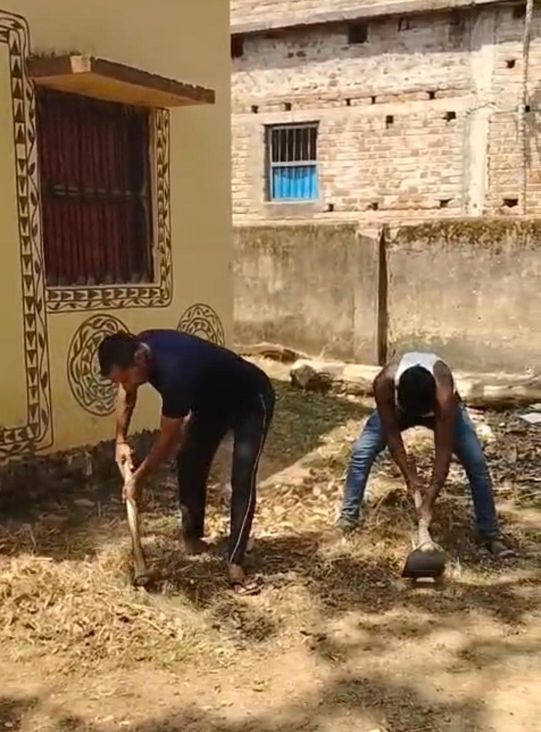 15 सालों से बदहाल कर्णगढ़ सीएचसी को ग्रामीणों ने किया स्वच्छ