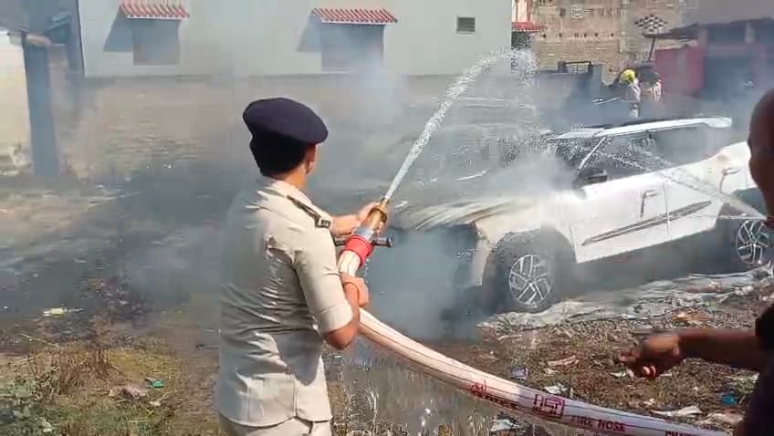 शिवमपुरी में खड़ी तीन लग्जरी कारों में लगी आग