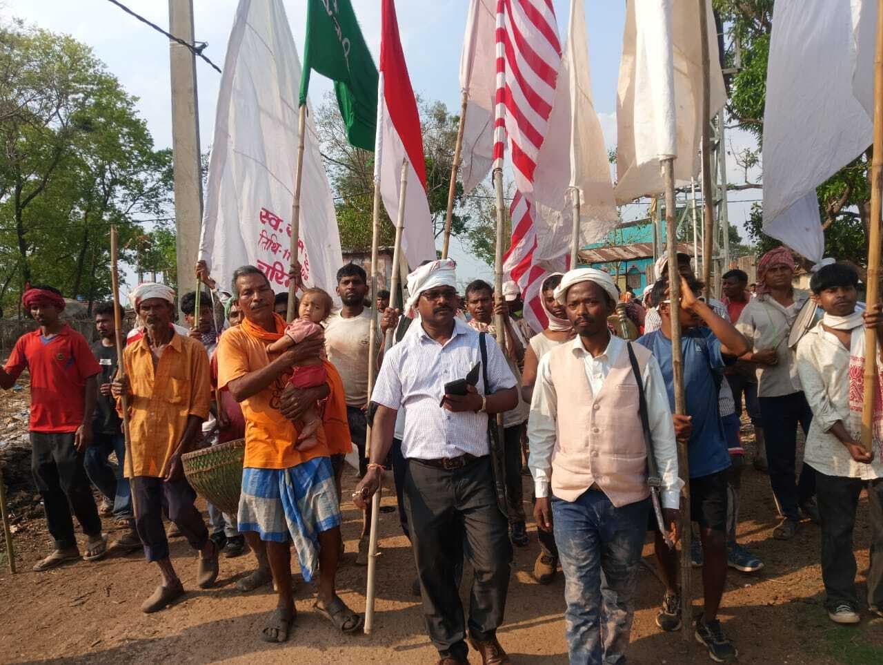 समाज में एकता बनाये रखें आदिवासी