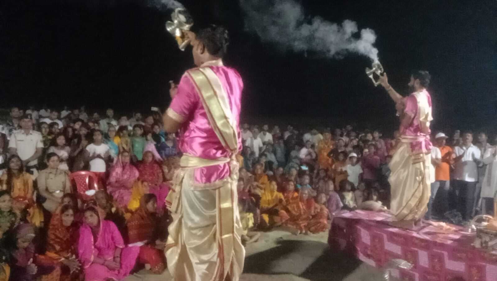 अगुवानी गंगा घाट पर गंगा महाआरती का आयोजन, भक्तिमय हुआ माहौल