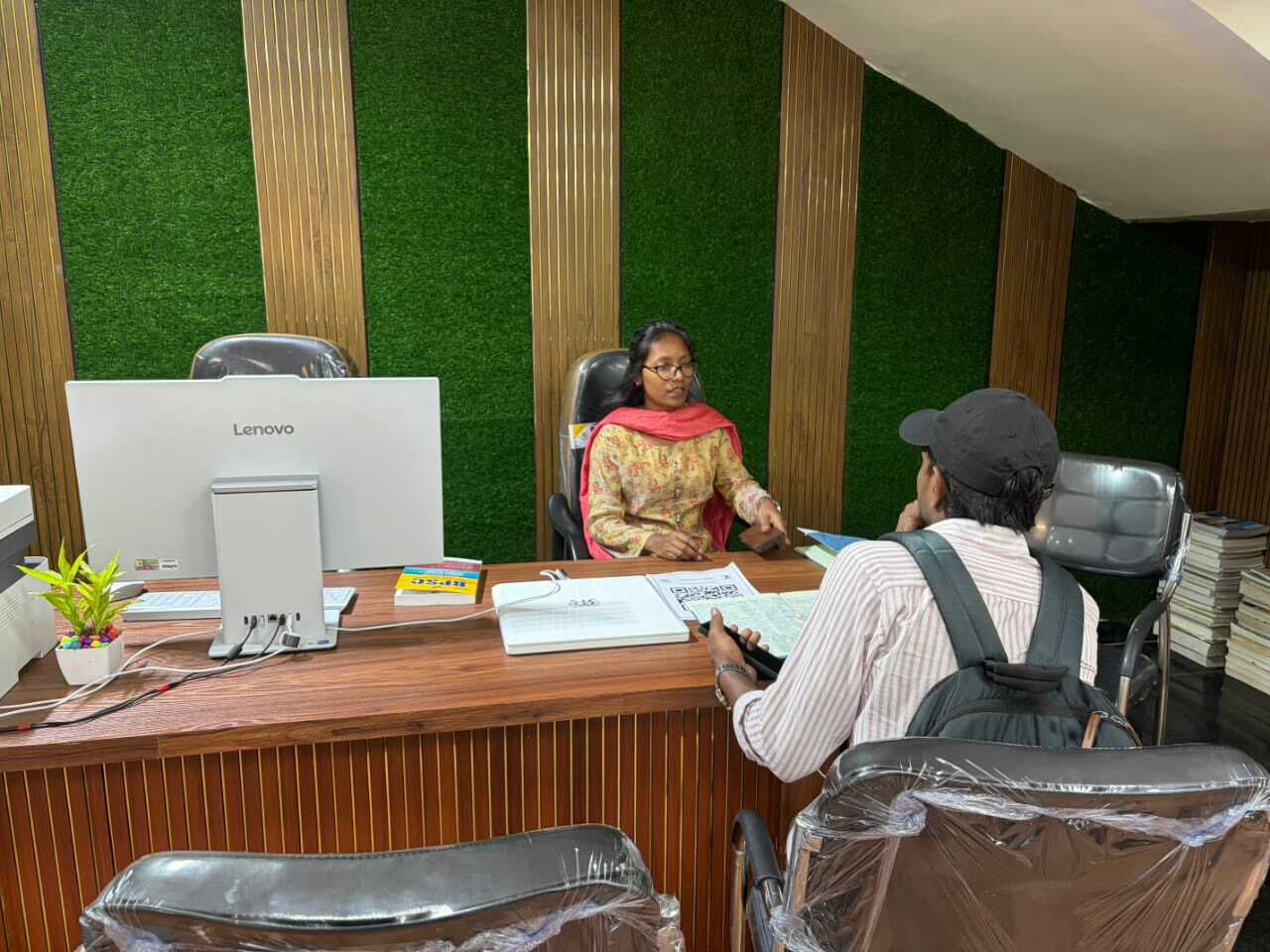 कैंपस......  दिशोम गुरु मेमोरियल लाइब्रेरी में शुरू हुई ''''बुक इश्यू'''' की सुविधा