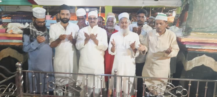 मखदूम बाबा मजार पर अकीदतमंदों ने की चादरपोशी