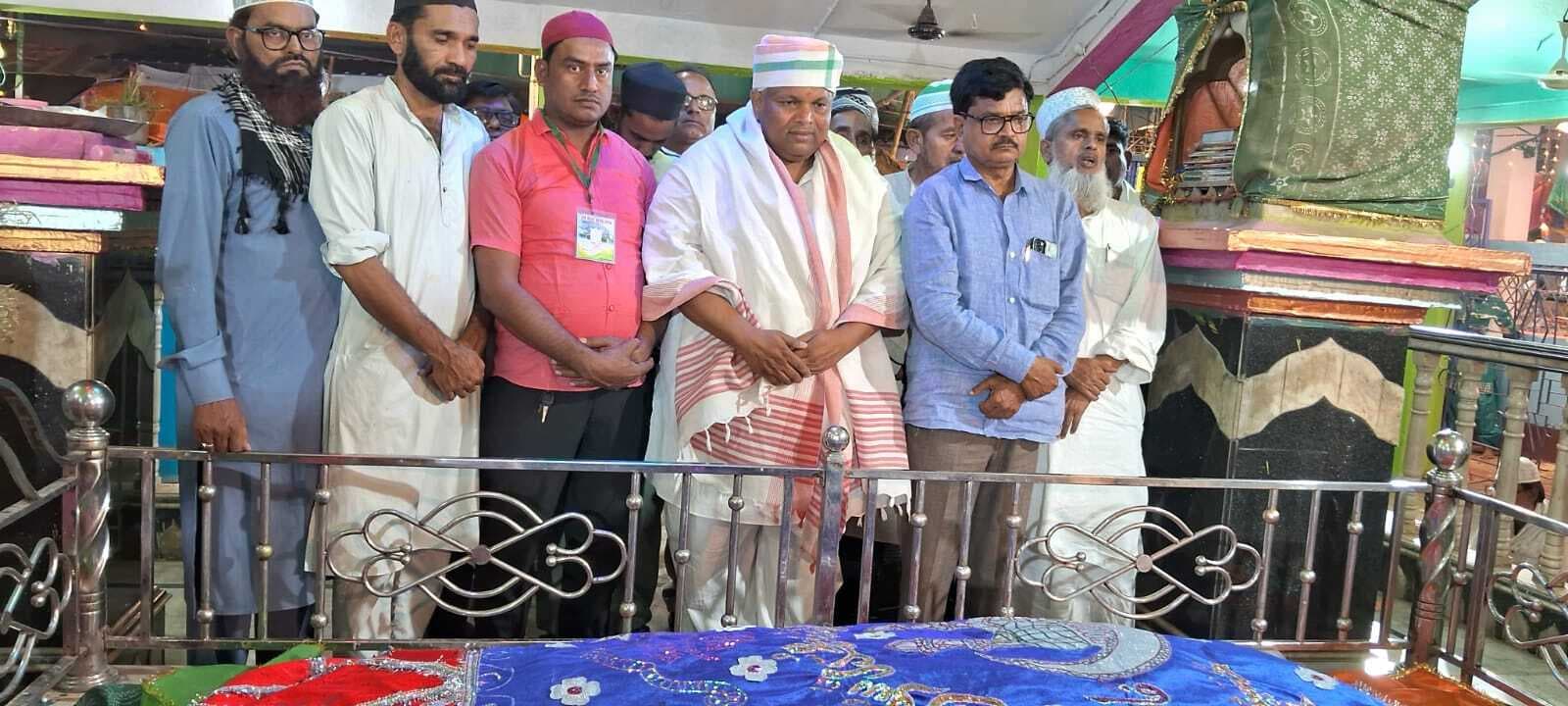 पूर्व मंत्री बादल पत्रलेख ने मखदूम बाबा के मजार पर की चादरपोशी, मांगी अमन-चैन की दुआ