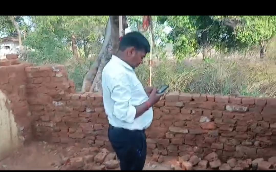 Giridih News :सीओ के निर्देश पर रोका गया निर्माण कार्य