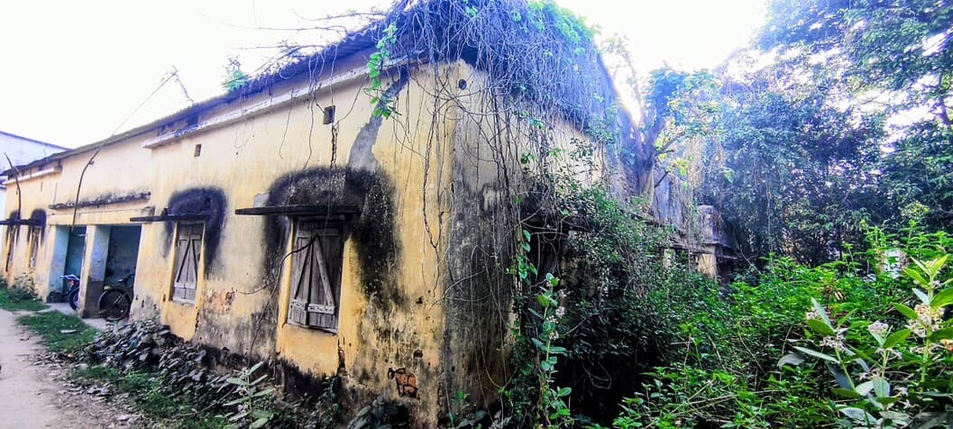 जर्जर सरकारी भवनों की दुर्दशा, कभी भी हो सकता है हादसा