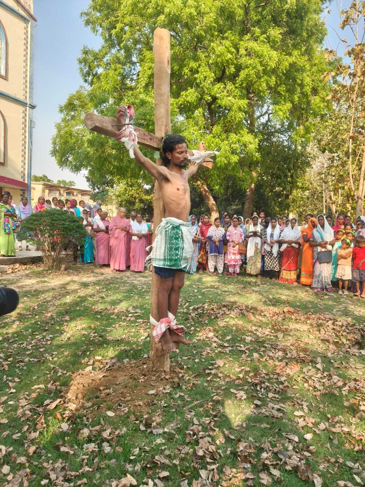 Giridih News :गुड फ्राइडे. क्रूस यात्रा व प्रार्थना के साथ मना प्रभु यीशु का बलिदान पर्व
