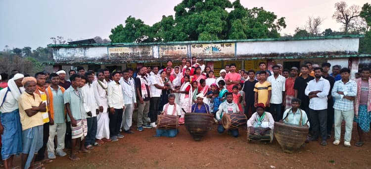 Seraikela Kharsawan News : खटिया पर मरीज, चुआं के पानी से बुझ रही प्यास