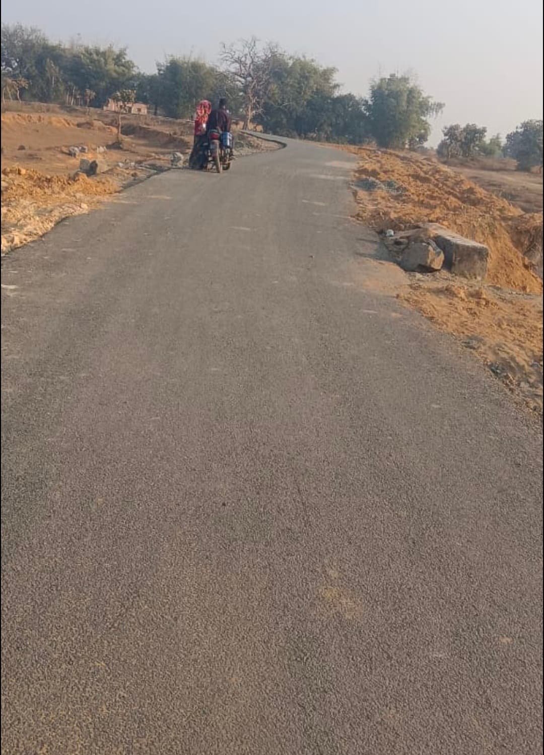 Giridih News :बनने के साथ उखड़ने लगी लुप्पी पथ, गुणवत्ता पर उठ रहे सवाल