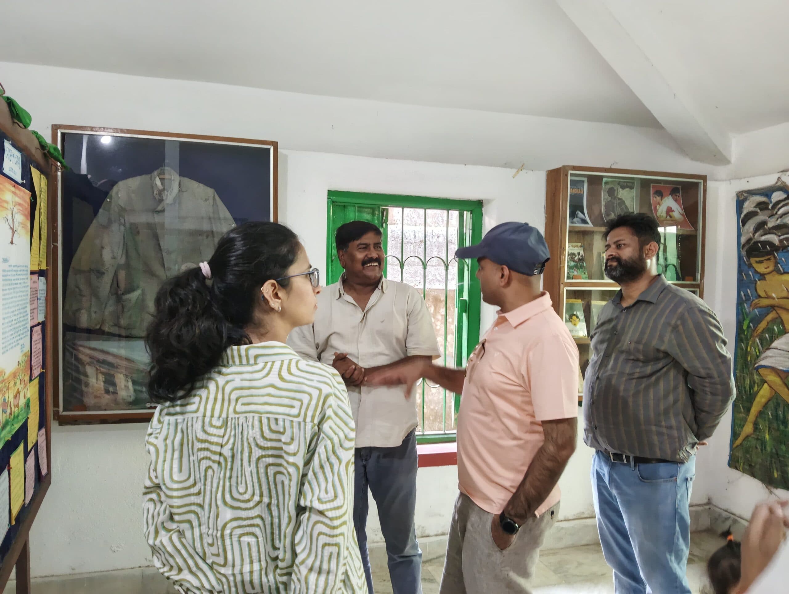 East Singhbhum News : डीसी ने परिवार संग ग्रामीण परिवेश व पारंपरिक धरोहरों को नजदीक से देखा