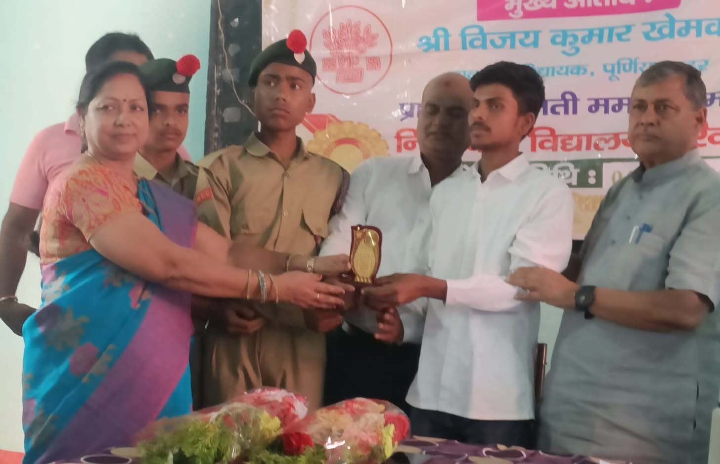 बीबीएम उमावि में विद्यालय प्रबंध समिति ने मैट्रिक व इंटर टॉपरों को किया  सम्मानित