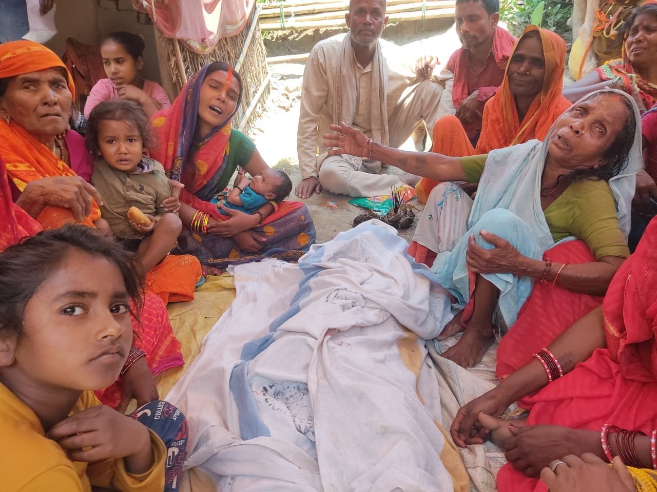 सड़क हादसे में घायल युवक की इलाज के दौरान मौत, परिवार में मचा कोहराम