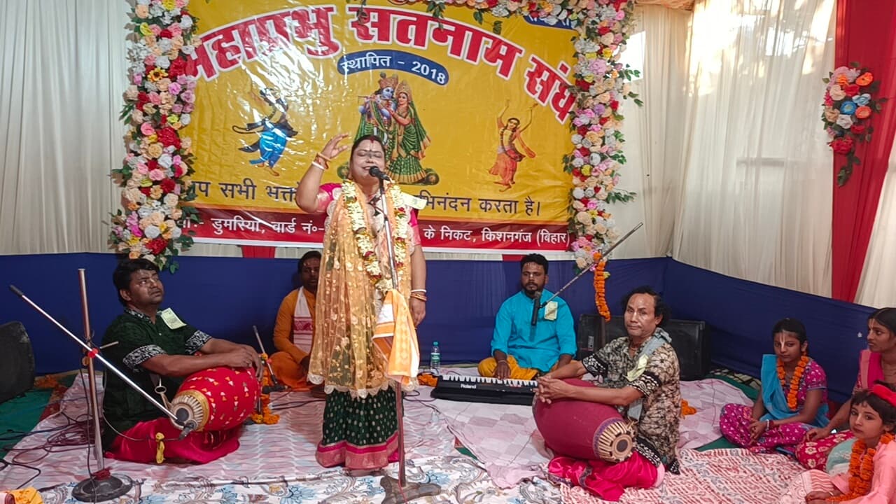 पदावली कीर्तन में रासलीला के प्रसंग सुन भक्ति में डूबे श्रद्धालु