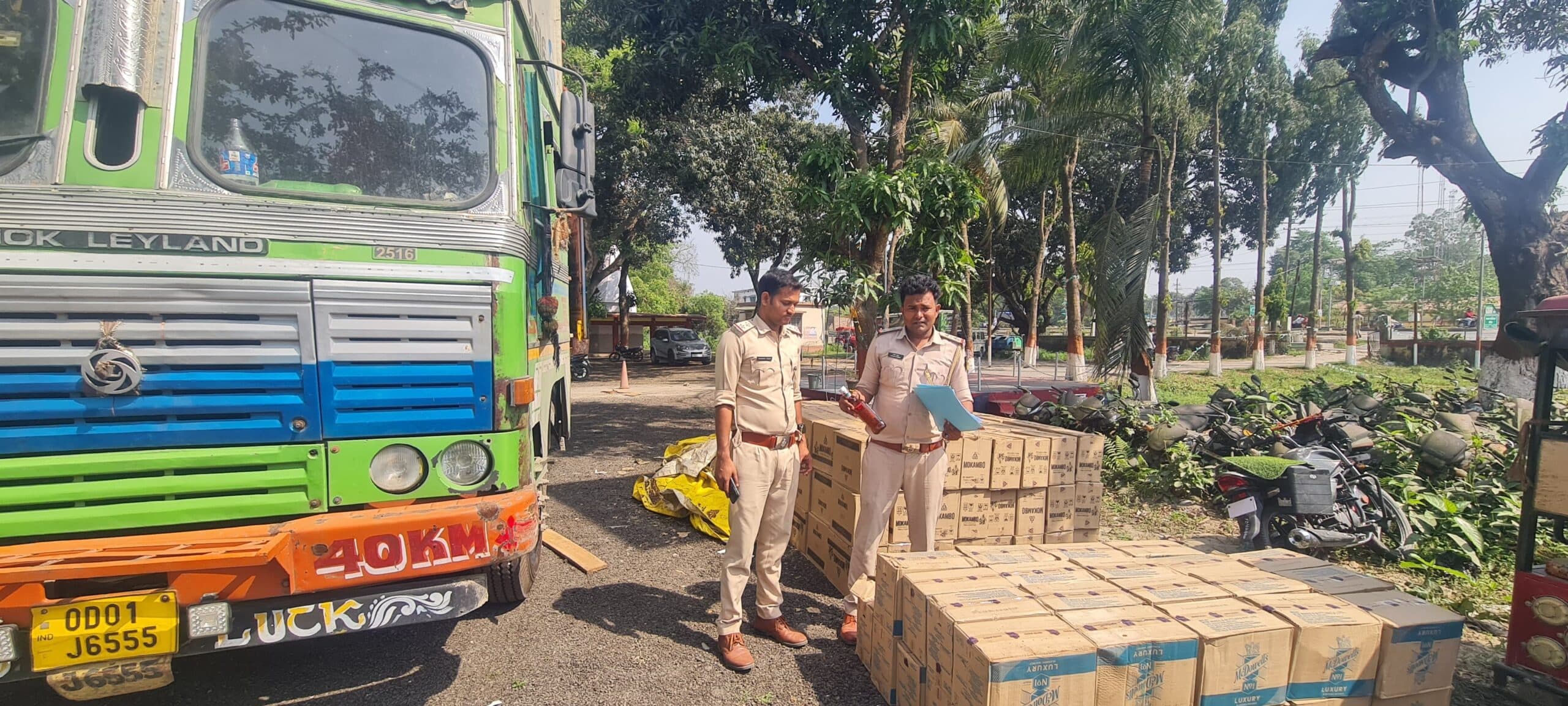 ट्रक से 160 कार्टन अंग्रेजी शराब बरामद