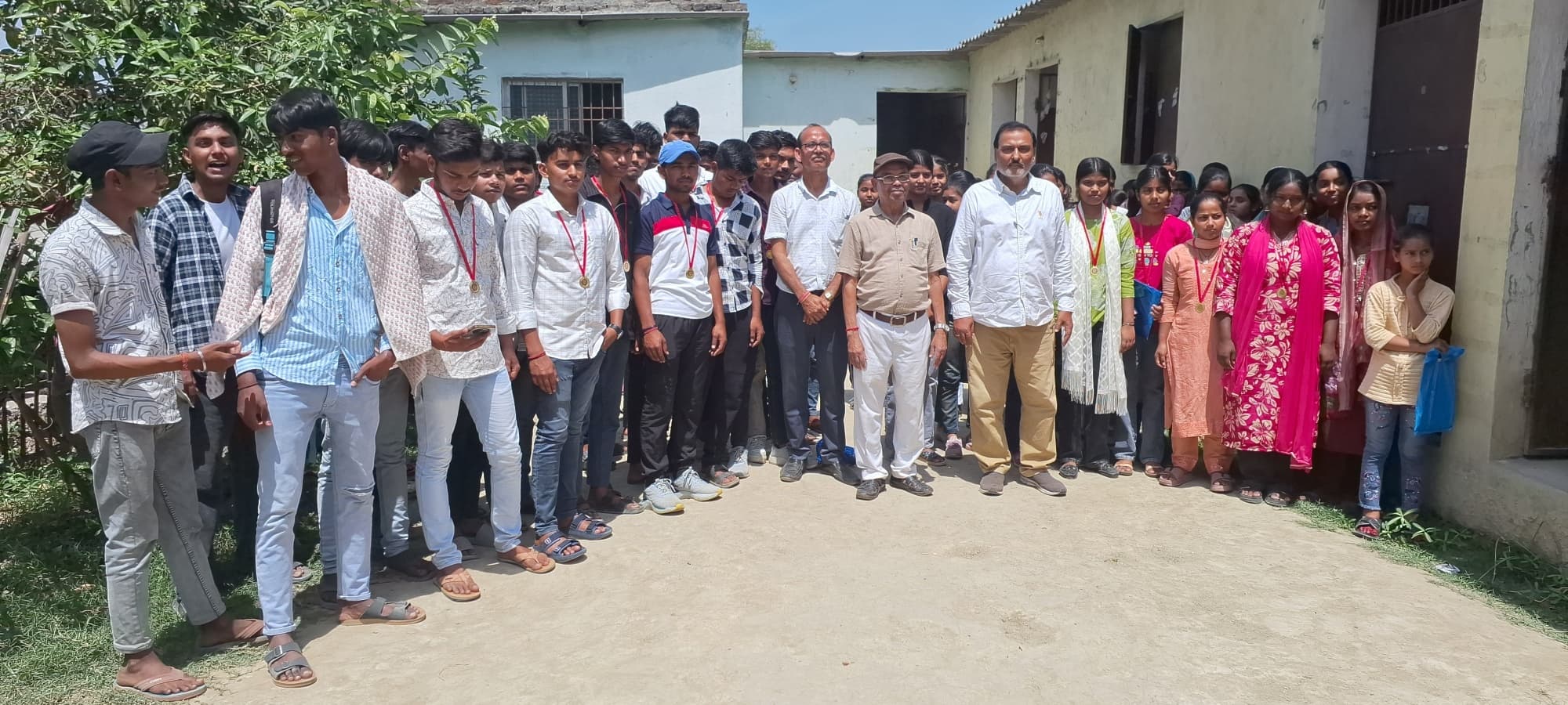 परीक्षा में बेहतर करने वाले छात्र को मेडल देकर किया सम्मानित