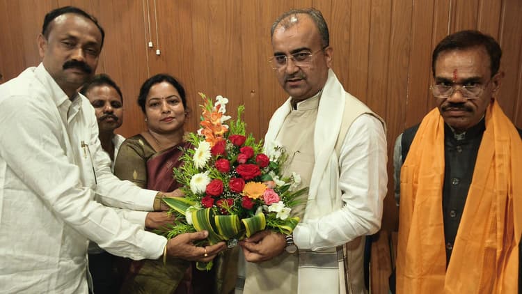 बारसोई जंक्शन पर स्वास्थ्य मंत्री मंगल पांडे का स्वागत, विधायक ने सौंपा मांग पत्र