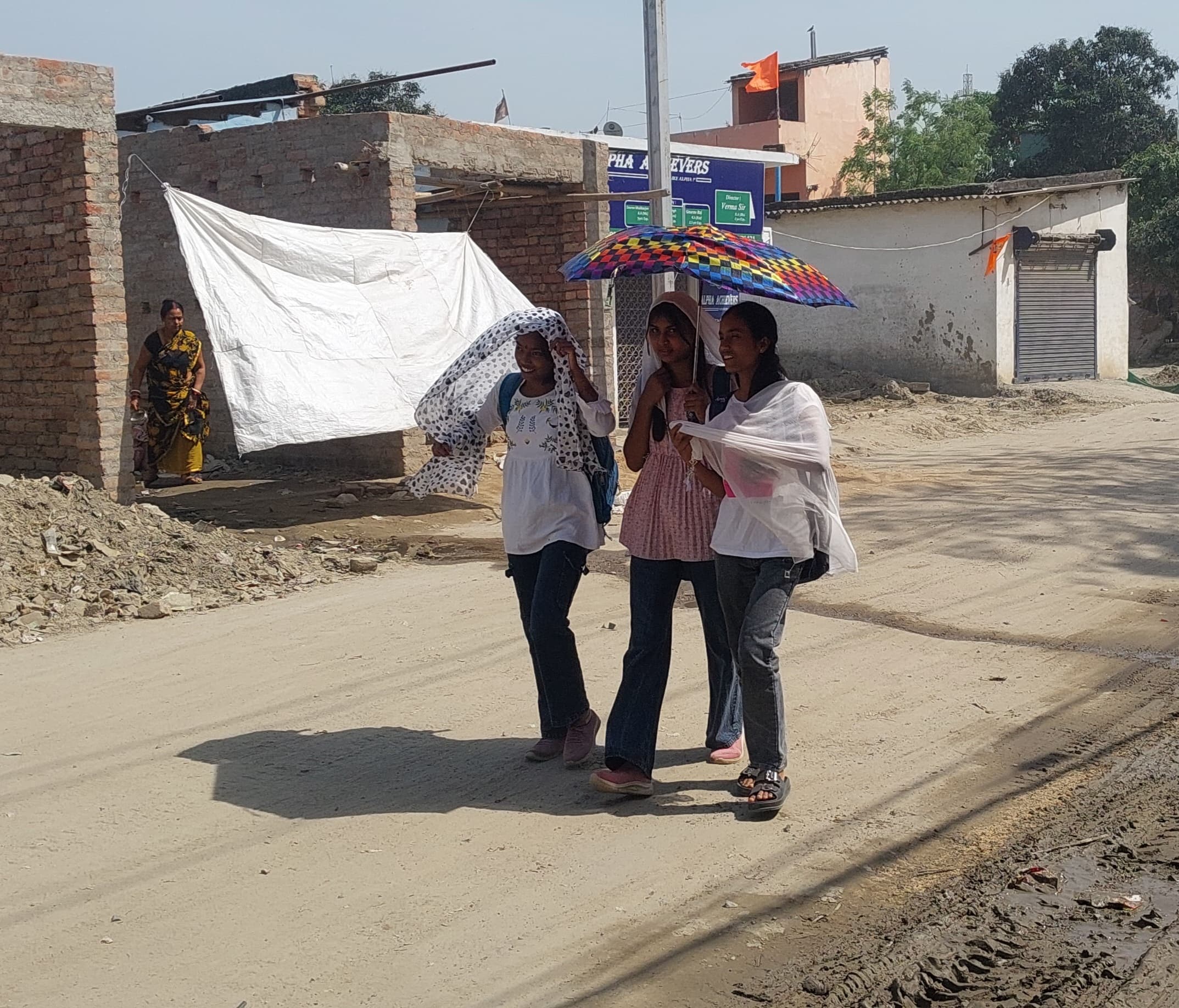 तेज धूप ने लोगों को किया परेशान, छांव ढूंढते रहे लोग