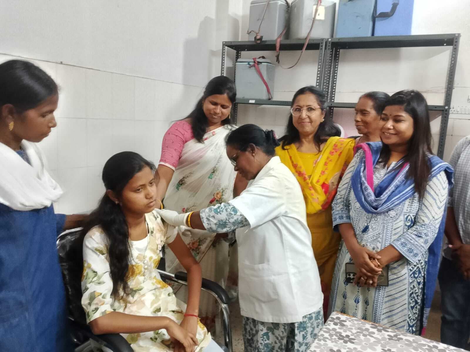 कर्रा में कस्तूरबा की वार्डन की बेटी ने लिया पहला टीका