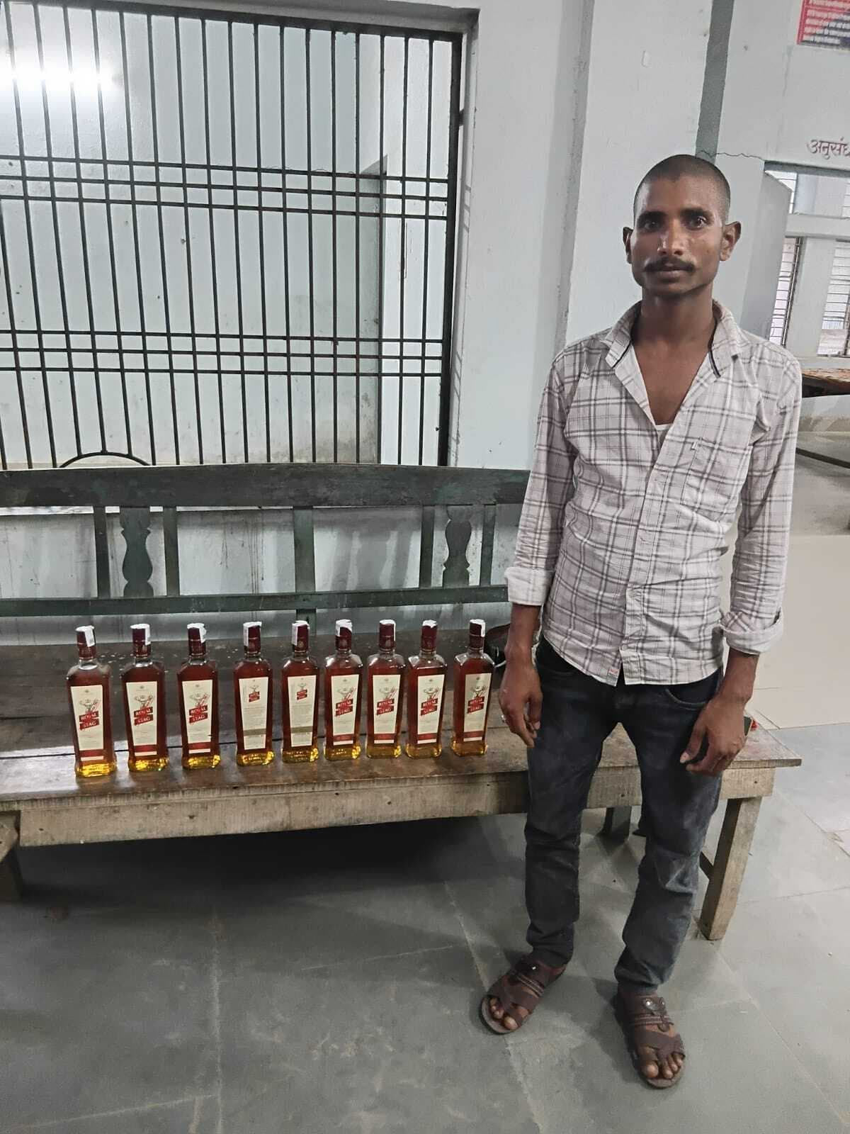 नौ बोतल विदेशी शराब के साथ तस्कर गिरफ्तार