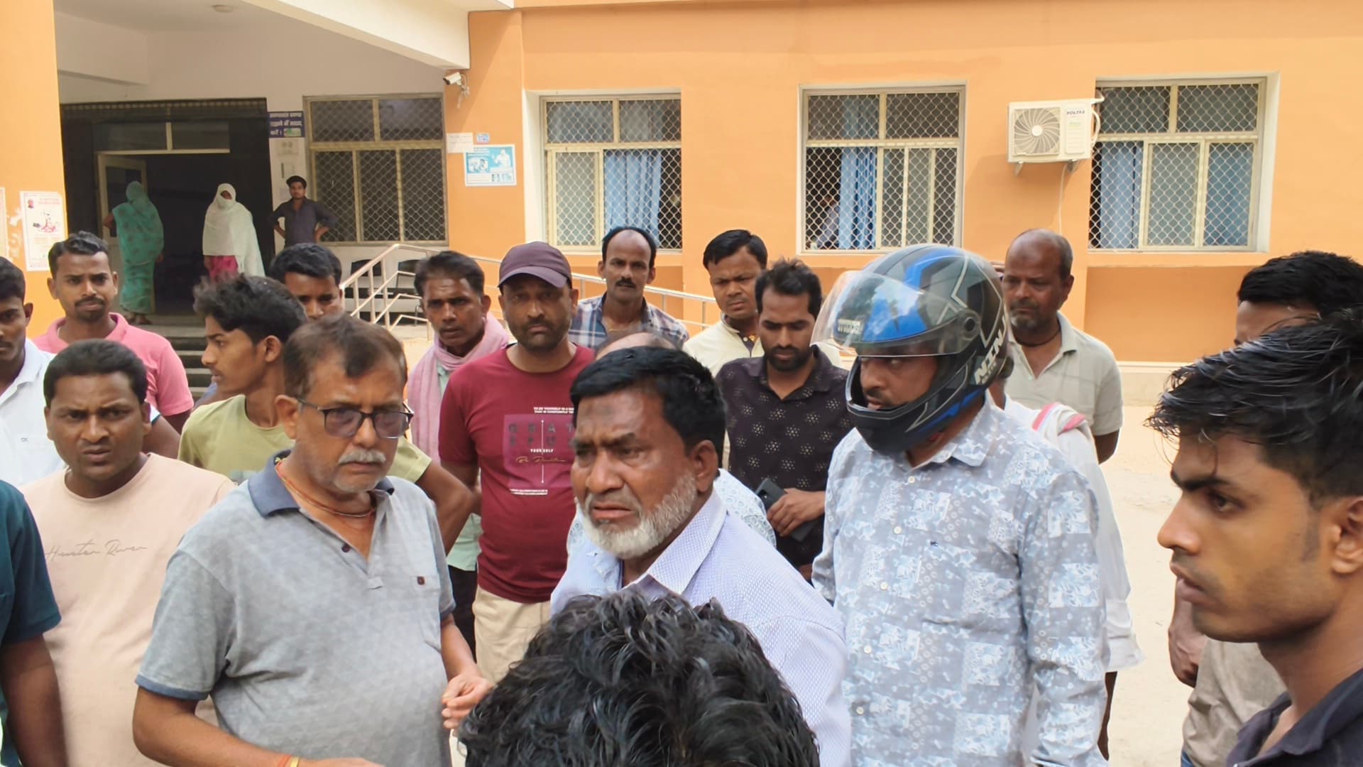 बाइक व स्कॉर्पियो की टक्कर में बाइक सवार दो युवक जख्मी