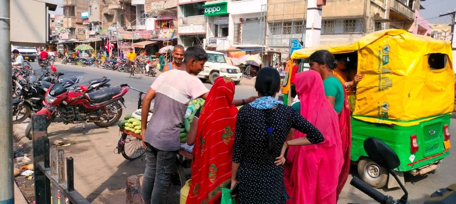 प्रशासन के साथ आंख मिचौनी खेल रहे फुटपाथी दुकानदार