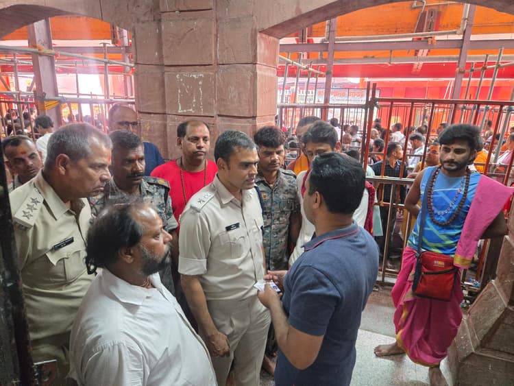 Deoghar news : बाबा मंदिर की सुरक्षा पर एसपी सख्त: क्यू कॉम्प्लेक्स से लेकर ओवरब्रिज तक की व्यवस्था को परखा