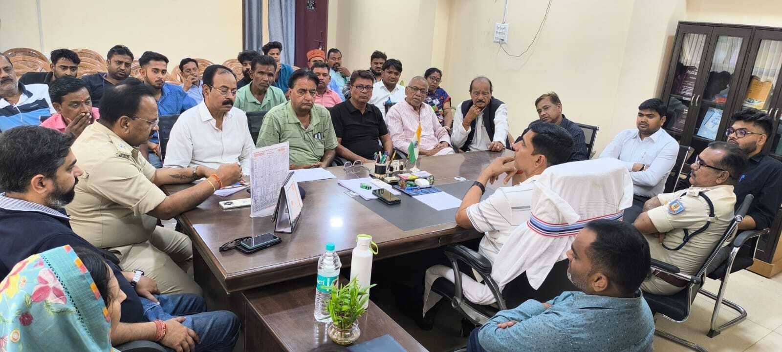 मधुपुर : रात 10 से सुबह 6 बजे तक ही बड़े वाहनों से माल की लोडिंग व अनलोडिंग करें : एसडीओ