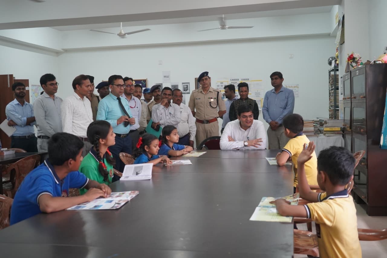 नियमानुसार करें पीएम श्री अनुदान से मिली राशि का व्यय : डीएम