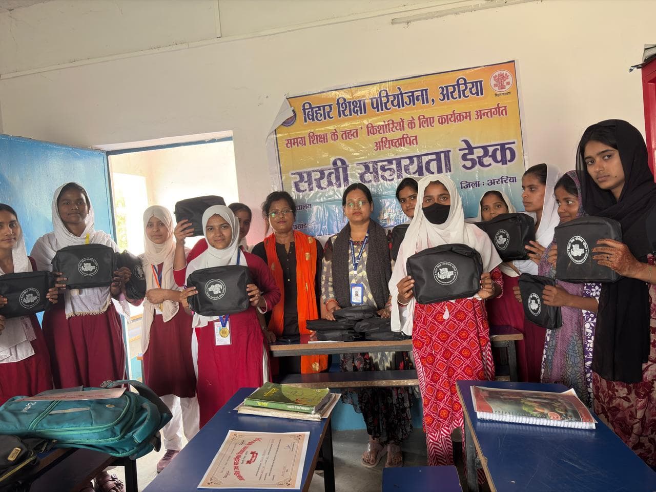 छात्रों के बीच पुरस्कार व प्रशस्ति पत्र वितरित