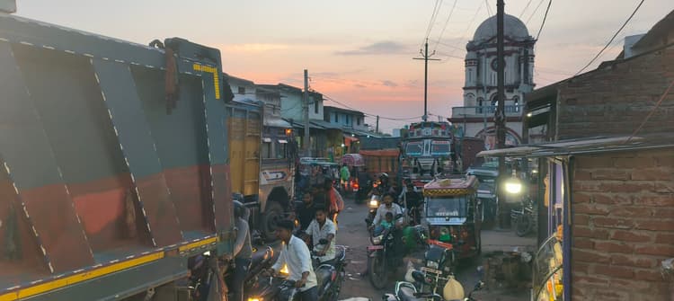 गिद्धौर बाजार में दो घंटे तक ठप रहा परिचालन, एंबुलेंस भी फंसी रही