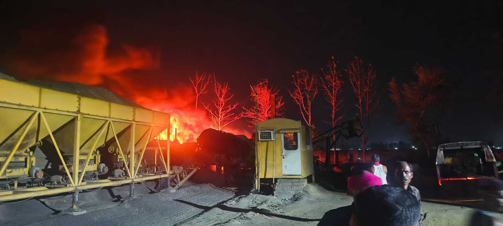 कंस्ट्रक्शन प्लांट में लगी आग, हजारों की संपत्ति जली