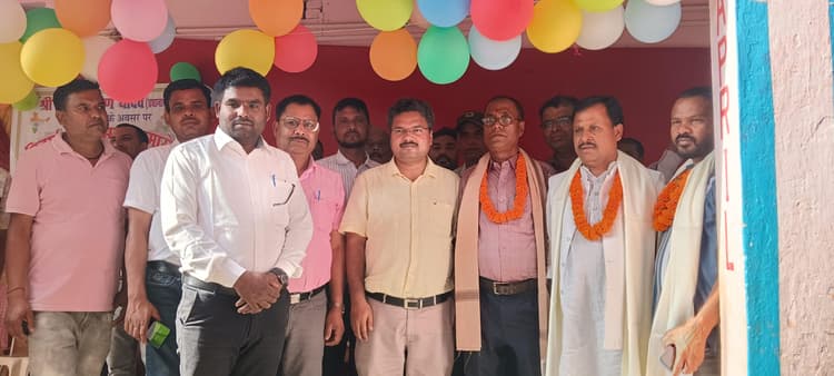 सेवानिवृत प्रधानाध्यापक को दी विदाई