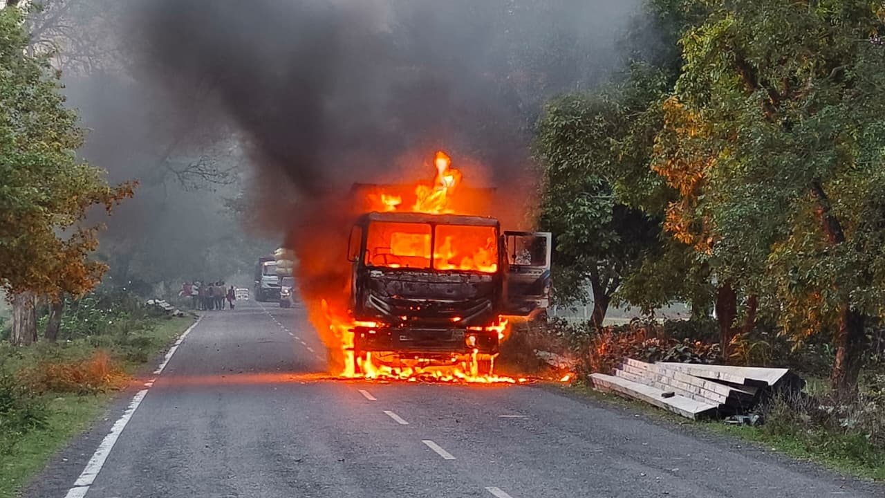 हाइवा में लगी आग, चालक ने कूद कर बचायी जान