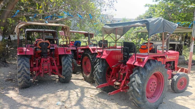 चोरी के पांच ट्रैक्टर के साथ चार चोर गिरफ्तार