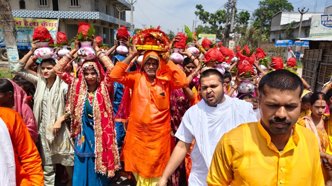 सात दिवसीय सत्संग सह श्रीमद्भागवत कथा के शुभारंभ को लेकर निकाली गयी कलश यात्रा