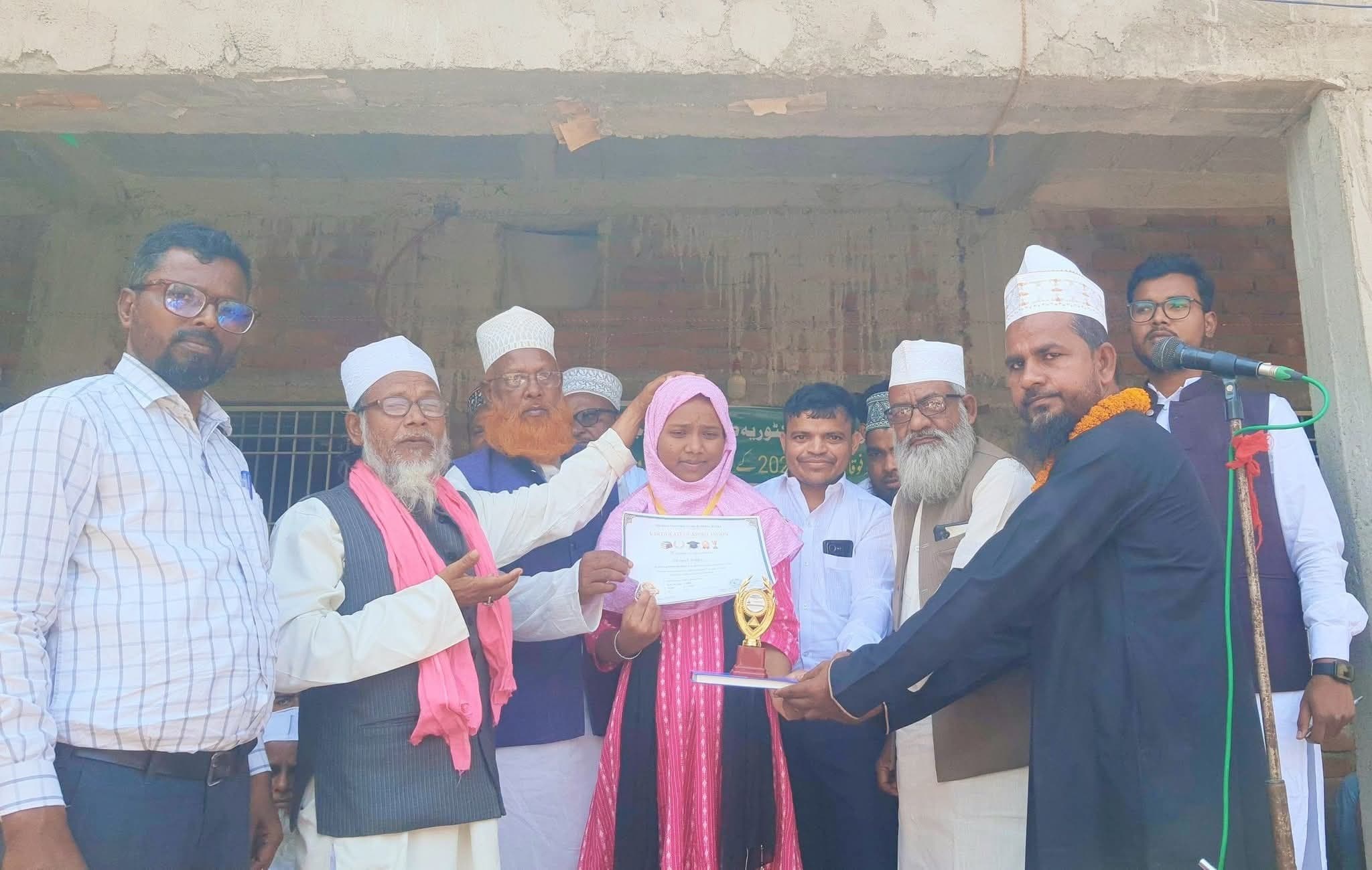 कटोरिया मदरसा में प्रतिभावान छात्र-छात्राओं को किया गया सम्मानित