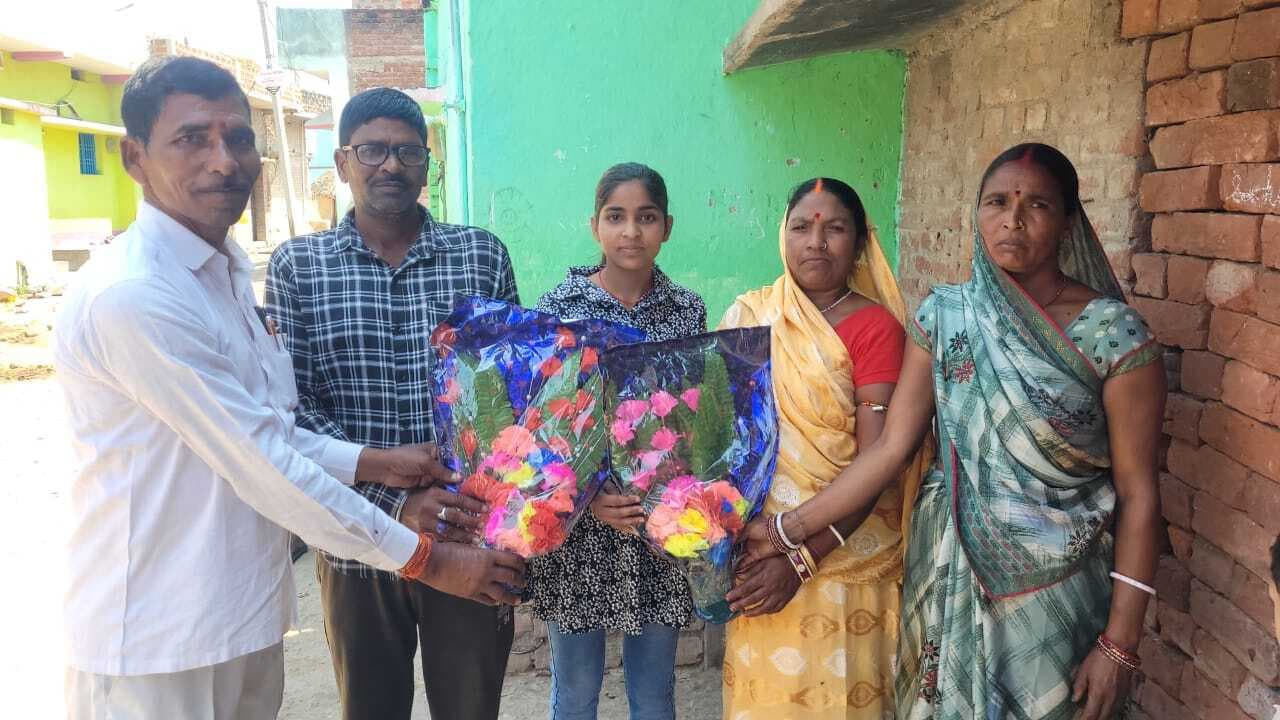 मैट्रिक : राज्य में दसवां स्थान प्राप्त करने वाली छात्रा को मुखिया ने किया सम्मानित