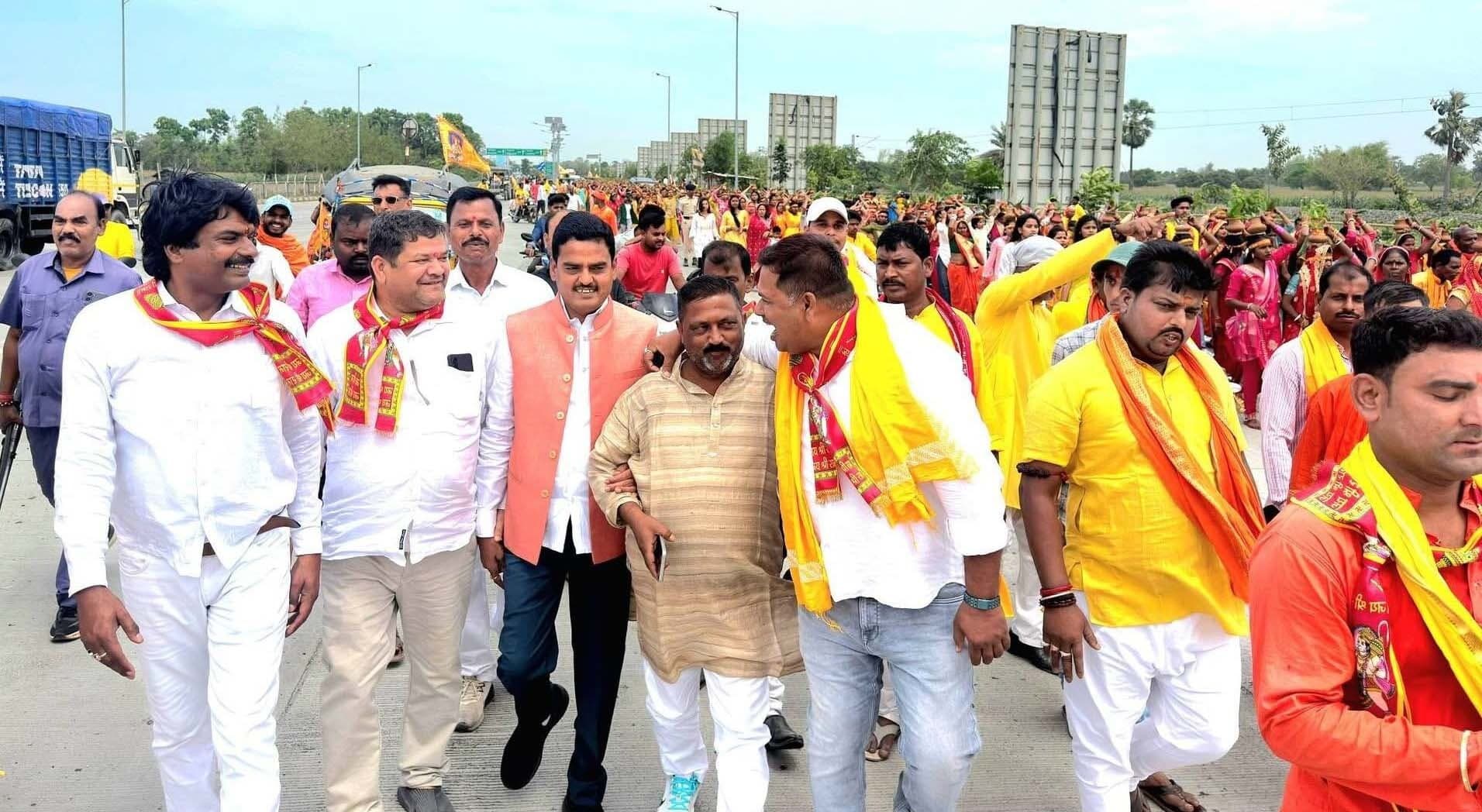 विष्णु महायज्ञ शुरू, शोभायात्रा में 5001 श्रद्धालुओं ने  किया कलश धारण