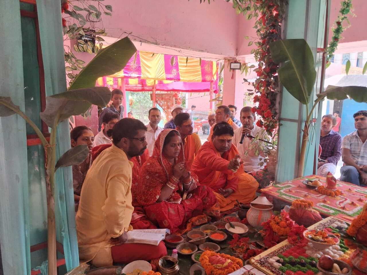 वैदिक मंत्रो उच्चारण व अनुष्ठान से दो दिवसीय हरिनाम संकीर्तन का शुभारंभ